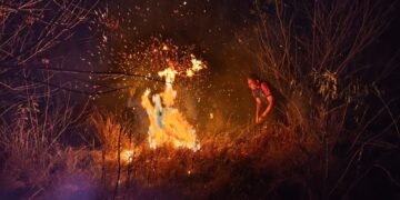 KEJADIAN BENCANA: Upaya pemadaman titik api kebakaran hutan dan lahan yang terjadi di Kabupaten Manggarai Barat, Nusa Tenggara Timur pada Kamis (16/7). (FOTO: BPBD Kabupaten Manggarai Barat)