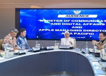 Menkomdigi Meutya Hafid saat melakukan audiensi dengan Apple Managing Director of Asia Pacific Mike Orgill di Kantor Kementerian Komdigi, Jakarta Pusat, Rabu (01/07/2026). Foto: Pey HS/Komdigi