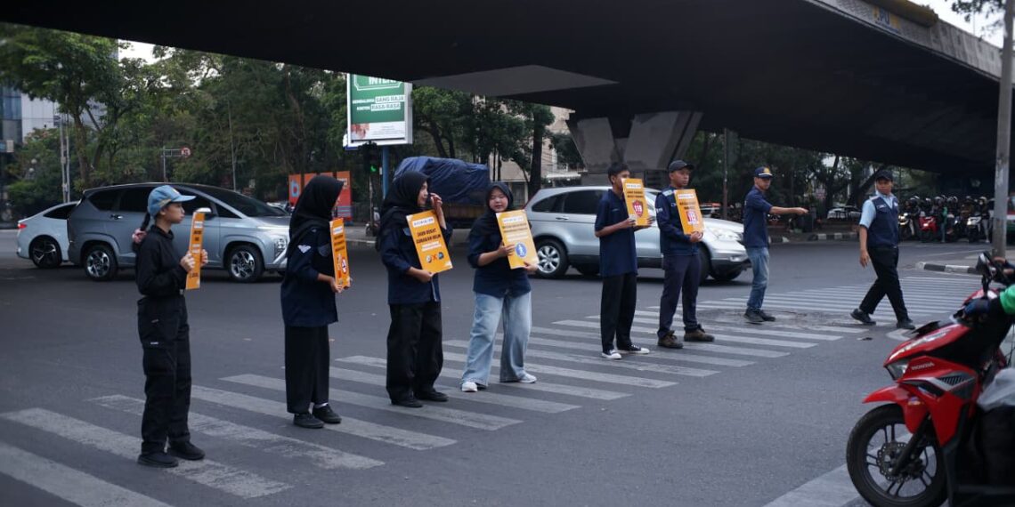 Komunitas Edan Sepur Indonesia menggelar kegiatan Simpang Sejuta Selamat di kawasan Simpang Cikapayang Dago, Kota Bandung, Sabtu 18 Juli 2026.(Foto: Humas Pemkot Bandung)