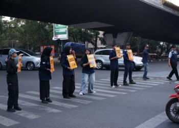 Komunitas Edan Sepur Indonesia menggelar kegiatan Simpang Sejuta Selamat di kawasan Simpang Cikapayang Dago, Kota Bandung, Sabtu 18 Juli 2026.(Foto: Humas Pemkot Bandung)