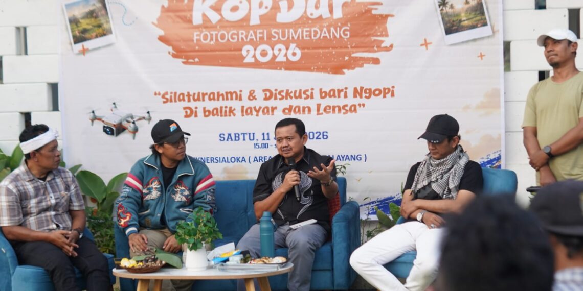 Bupati Sumedang Dony Ahmad Munir menjadi narasumber dalam "Ngopi di Balik Layar dan Lensa" yang digelar di kawasan Synersialoka, area landing Paralayang, Sabtu (11/7/2026) yang digelar Asosiasi Profesi Fotografi Indonesia (APFI).(Foto: Humas Pemkab Sumedang)
