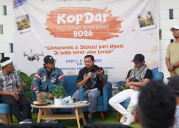 Bupati Sumedang Dony Ahmad Munir menjadi narasumber dalam "Ngopi di Balik Layar dan Lensa" yang digelar di kawasan Synersialoka, area landing Paralayang, Sabtu (11/7/2026) yang digelar Asosiasi Profesi Fotografi Indonesia (APFI).(Foto: Humas Pemkab Sumedang)