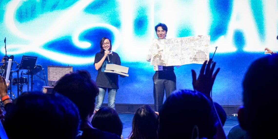 Wakil Menteri Ekonomi Kreatif/Wakil Kepala Badan Ekonomi Kreatif (Ekraf), Irene Umar (kiri) bersama penyanyi Lullaboy (kanan) pada acara konser regional musisi lullaboy bertajuk Hotels & Heartbreaks Tour, di Jakarta, Sabtu (18/07/2026).(Foto: Dok. Biro Komunikasi Kementerian Ekonomi Kreatif/ Badan Ekonomi Kreatif.)