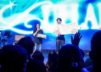 Wakil Menteri Ekonomi Kreatif/Wakil Kepala Badan Ekonomi Kreatif (Ekraf), Irene Umar (kiri) bersama penyanyi Lullaboy (kanan) pada acara konser regional musisi lullaboy bertajuk Hotels & Heartbreaks Tour, di Jakarta, Sabtu (18/07/2026).(Foto: Dok. Biro Komunikasi Kementerian Ekonomi Kreatif/ Badan Ekonomi Kreatif.)