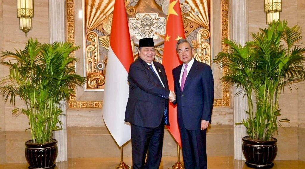 Menteri Koordinator Bidang Perekonomian Republik Indonesia Airlangga Hartarto, melakukan pertemuan bilateral tingkat tinggi dengan Menteri Luar Negeri Republik Rakyat Tiongkok (RRT) Wang Yi, di Shanghai (18/07).(Foto: Dok. Kemenko Perekonomian)