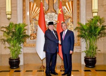 Menteri Koordinator Bidang Perekonomian Republik Indonesia Airlangga Hartarto, melakukan pertemuan bilateral tingkat tinggi dengan Menteri Luar Negeri Republik Rakyat Tiongkok (RRT) Wang Yi, di Shanghai (18/07).(Foto: Dok. Kemenko Perekonomian)