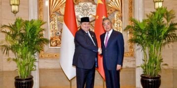 Menteri Koordinator Bidang Perekonomian Republik Indonesia Airlangga Hartarto, melakukan pertemuan bilateral tingkat tinggi dengan Menteri Luar Negeri Republik Rakyat Tiongkok (RRT) Wang Yi, di Shanghai (18/07).(Foto: Dok. Kemenko Perekonomian)