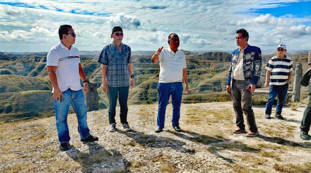 PON 2028 atau Pekan Olahraga Nasional (PON) XXII/2028 NTT-NTB harus sukses dalam hal Sport Tourism. Hal tersebut disampaikan Ketua Umum Komite Olahraga Nasional Indonesia (KONI) Pusat Letjen TNI Purn Marciano Norman usai meninjau Gedung Hapu Mbay Hall, Sumba Timur pada 19 Juli 2026.(Foto: Humas KONI Pusat)