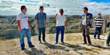 PON 2028 atau Pekan Olahraga Nasional (PON) XXII/2028 NTT-NTB harus sukses dalam hal Sport Tourism. Hal tersebut disampaikan Ketua Umum Komite Olahraga Nasional Indonesia (KONI) Pusat Letjen TNI Purn Marciano Norman usai meninjau Gedung Hapu Mbay Hall, Sumba Timur pada 19 Juli 2026.(Foto: Humas KONI Pusat)