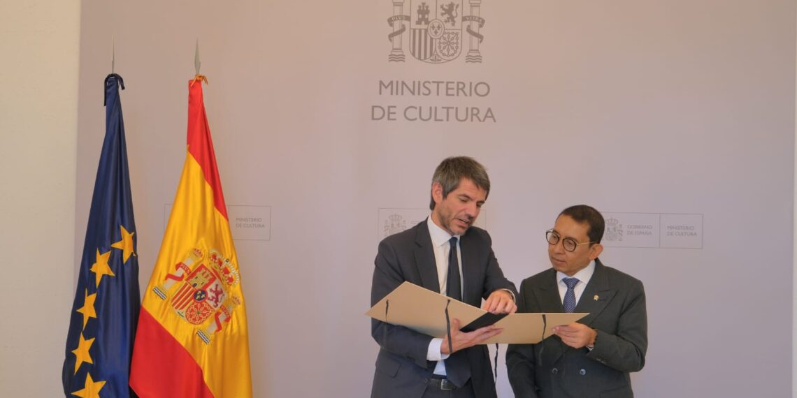 Menteri Kebudayaan Republik Indonesia, Fadli Zon dan Menteri Kebudayaan Spanyol, Ernest Urtasun, di Kantor Kementerian Kebudayaan Spanyol, Madrid sepakat untuk memperkuat kerja sama kebudayaan Indonesia–Spanyol sekaligus dukungan terhadap pembentukan International Alliance for the Protection of Palestinian Culture sebagai upaya bersama melindungi identitas dan warisan budaya Palestina.(Foto: Kedubes RI Spanyol Via Kemenbud)
