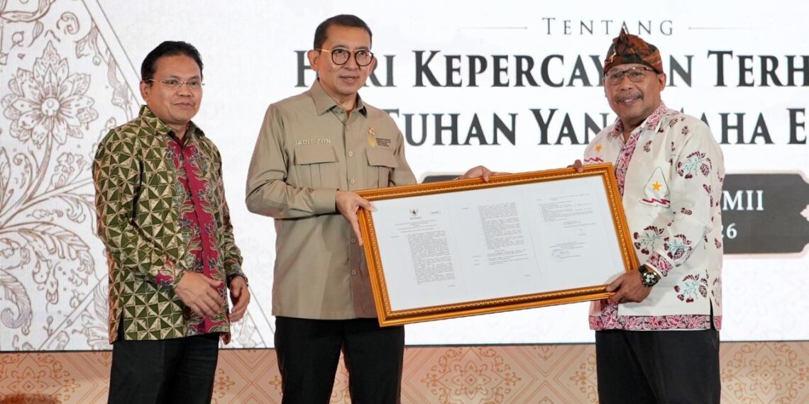 Menteri Kebudayaan Fadli Zon menyerahkan Surat Keputusan kepada Ketua Presidium Majelis Luhur Kepercayaan terhadap Tuhan Yang Maha Esa Indonesia (MLKI) Pusat, Naen Suryono, di Sasana Adirasa Pangeran Sambernyawa, Taman Mini Indonesia Indah (TMII), Jakarta Timur. (Foto: Dok. Kemenbud)