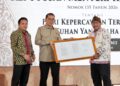 Menteri Kebudayaan Fadli Zon menyerahkan Surat Keputusan kepada Ketua Presidium Majelis Luhur Kepercayaan terhadap Tuhan Yang Maha Esa Indonesia (MLKI) Pusat, Naen Suryono, di Sasana Adirasa Pangeran Sambernyawa, Taman Mini Indonesia Indah (TMII), Jakarta Timur. (Foto: Dok. Kemenbud)