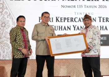 Menteri Kebudayaan Fadli Zon menyerahkan Surat Keputusan kepada Ketua Presidium Majelis Luhur Kepercayaan terhadap Tuhan Yang Maha Esa Indonesia (MLKI) Pusat, Naen Suryono, di Sasana Adirasa Pangeran Sambernyawa, Taman Mini Indonesia Indah (TMII), Jakarta Timur. (Foto: Dok. Kemenbud)