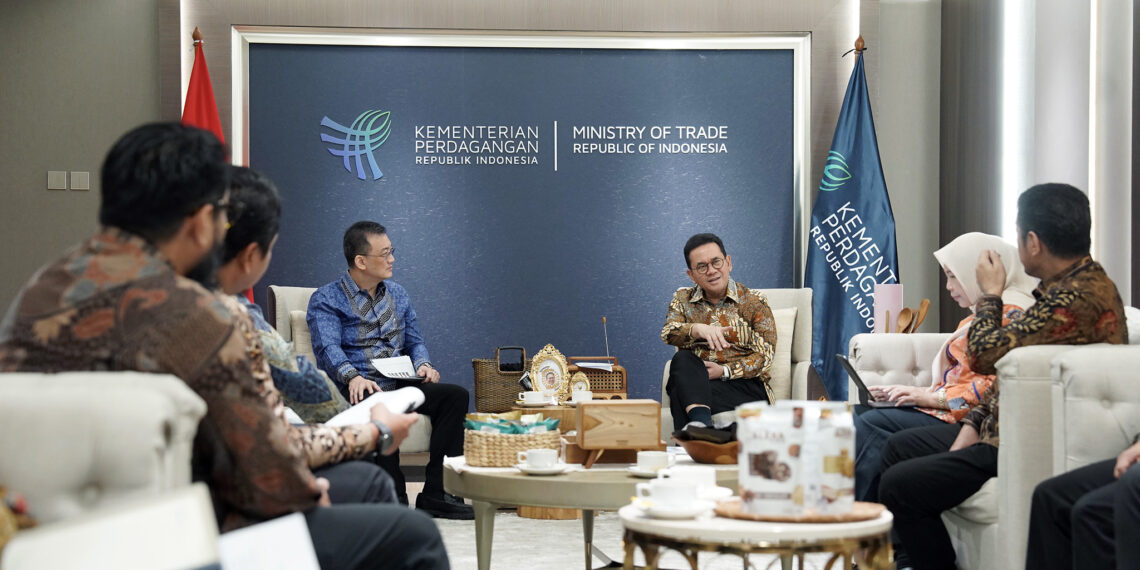 Menteri Perdagangan Budi Santoso menerima audiensi manajemen Bridgestone Indonesia di Kantor Kementerian Perdagangan, Jakarta, Selasa (21/7/2026).(Foto: Humas Kemendag)