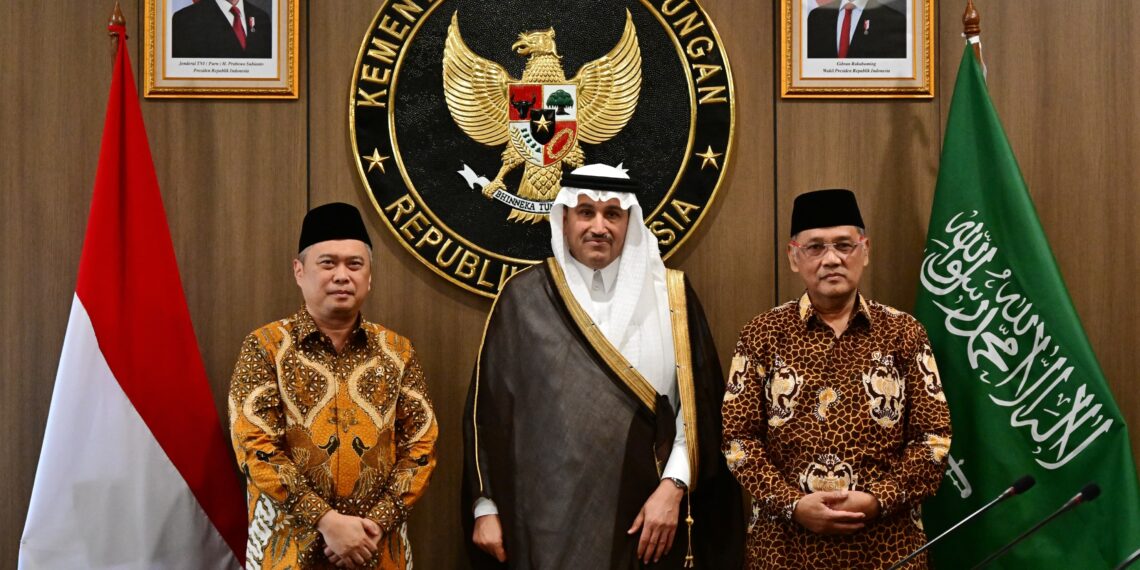 Menteri Perhubungan Dudy Purwagandhi (kiri) Menteri Transportasi dan Logistik Arab Saudi Saleh bin Nasser Al-Jasser, dan Menteri Agama Menteri Haji dan Umrah Mochamad Irfan Yusuf.(Foto: Dok. Humas Kemenhub)