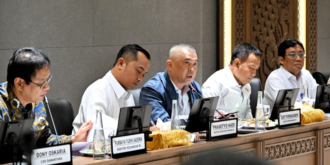 Menteri Perhubungan Dudy Purwagandhi memastikan layanan angkutan perintis terus berjalan untuk menjamin mobilitas dan distribusi barang kebutuhan pokok masyarakat. Hal tersebut dikatakan Menteri Perhubungan Dudy Purwagandhi, usai menghadiri Rapat Kerja Pembahasan Subsidi Kapal Perintis yang Melayani Pulau-Pulau Terluar, di Gedung DPR RI Jakarta, Senin (20/7). (Foto: Dok. Kemenhub)