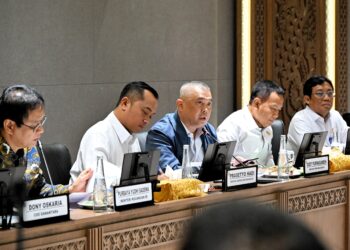 Menteri Perhubungan Dudy Purwagandhi memastikan layanan angkutan perintis terus berjalan untuk menjamin mobilitas dan distribusi barang kebutuhan pokok masyarakat. Hal tersebut dikatakan Menteri Perhubungan Dudy Purwagandhi, usai menghadiri Rapat Kerja Pembahasan Subsidi Kapal Perintis yang Melayani Pulau-Pulau Terluar, di Gedung DPR RI Jakarta, Senin (20/7). (Foto: Dok. Kemenhub)