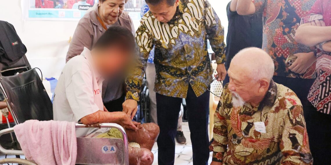 Menteri Kesehatan RI Budi Gunadi Sadikin bersama Chairman The Nippon Foundation Yohei Sasakawa mengunjungi Kompleks Kusta Jongaya, RW 04, Kelurahan Balang Baru, Kecamatan Tamalate, Kota Makassar, Sabtu (11/7/2026).(Foto: Humas Kemenkes)