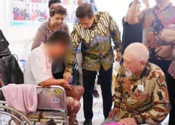 Menteri Kesehatan RI Budi Gunadi Sadikin bersama Chairman The Nippon Foundation Yohei Sasakawa mengunjungi Kompleks Kusta Jongaya, RW 04, Kelurahan Balang Baru, Kecamatan Tamalate, Kota Makassar, Sabtu (11/7/2026).(Foto: Humas Kemenkes)