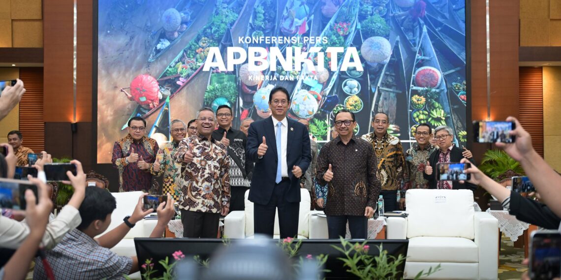 Menteri Keuangan (Menkeu), Purbaya Yudhi Sadewa bersama jajaran berfoto bersama usai menyampaikan kinerja Anggaran Pendapatan dan Belanja Negara (APBN) hingga Semester I Tahun 2026.(Foto: Dok. Kemenkeu)