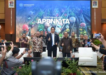 Menteri Keuangan (Menkeu), Purbaya Yudhi Sadewa bersama jajaran berfoto bersama usai menyampaikan kinerja Anggaran Pendapatan dan Belanja Negara (APBN) hingga Semester I Tahun 2026.(Foto: Dok. Kemenkeu)