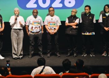 Menkomdigi Meutya Hafid memberikan pernyataan bersama Menteri Koordinator Bidang Pembangunan Manusia dan Kebudayaan Pratikno, Menteri Hak Asasi Manusia Natalius Pigai, beserta jajaran komisioner KPAI dalam acara Gerak Bersama Anak Indonesia, di XXI Epicentrum Kuningan, Jakarta Selatan, Minggu (19/07/2026). Foto: Ahmad Tri Hawaari/Komdigi