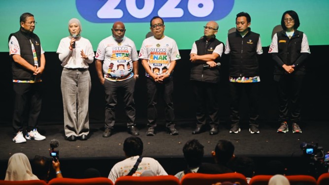 Menkomdigi Meutya Hafid memberikan pernyataan bersama Menteri Koordinator Bidang Pembangunan Manusia dan Kebudayaan Pratikno, Menteri Hak Asasi Manusia Natalius Pigai, beserta jajaran komisioner KPAI dalam acara Gerak Bersama Anak Indonesia, di XXI Epicentrum Kuningan, Jakarta Selatan, Minggu (19/07/2026). Foto: Ahmad Tri Hawaari/Komdigi