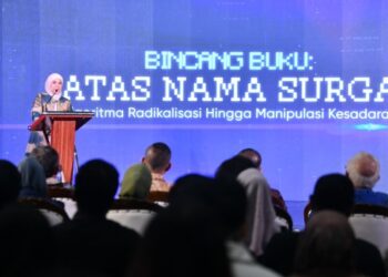 Menkomdigi Meutya Hafid menyampaikan keynote speech pada diskusi publik dan bedah buku “Atas Nama Surga: Algoritma Radikalisasi Hingga Manipulasi Kesadaran” di Gedung Kompas, Jakarta Pusat, Rabu (29/07/2026). Foto: DRA/Komdigi