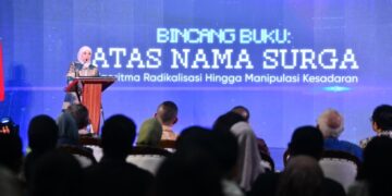 Menkomdigi Meutya Hafid menyampaikan keynote speech pada diskusi publik dan bedah buku “Atas Nama Surga: Algoritma Radikalisasi Hingga Manipulasi Kesadaran” di Gedung Kompas, Jakarta Pusat, Rabu (29/07/2026). Foto: DRA/Komdigi