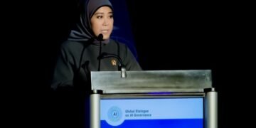 Menkomdigi Meutya Hafid menyampaikan pidato dalam forum Global Dialogue on AI Governance di Jenewa, Swiss, Selasa (07/07/2026).(Foto: Dok. Komdigi)