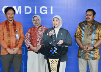 Menkomdigi Meutya Hafid didampingi Sekjen Ismail, Irjen Arief Tri Hardiyanto, dan Staf Ahli Menteri Bidang Hukum Cahyaning Nuratih Widowati menyampaikan keterangan kepada awak media dalam Konferensi Pers Hasil Seleksi Pengguna Pita Frekuensi Radio 700 Mhz dan 2,6 GHz di Kantor Kementerian Komdigi, Jakarta Pusat, Selasa (21/07/2026). Foto: Ardi Widiyansah/Komdigi