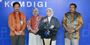 Menkomdigi Meutya Hafid didampingi Sekjen Ismail, Irjen Arief Tri Hardiyanto, dan Staf Ahli Menteri Bidang Hukum Cahyaning Nuratih Widowati menyampaikan keterangan kepada awak media dalam Konferensi Pers Hasil Seleksi Pengguna Pita Frekuensi Radio 700 Mhz dan 2,6 GHz di Kantor Kementerian Komdigi, Jakarta Pusat, Selasa (21/07/2026). Foto: Ardi Widiyansah/Komdigi