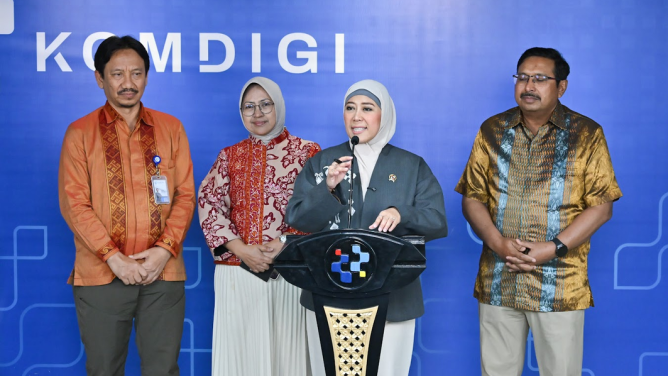 Menkomdigi Meutya Hafid didampingi Sekjen Ismail, Irjen Arief Tri Hardiyanto, dan Staf Ahli Menteri Bidang Hukum Cahyaning Nuratih Widowati menyampaikan keterangan kepada awak media dalam Konferensi Pers Hasil Seleksi Pengguna Pita Frekuensi Radio 700 Mhz dan 2,6 GHz di Kantor Kementerian Komdigi, Jakarta Pusat, Selasa (21/07/2026). Foto: Ardi Widiyansah/Komdigi