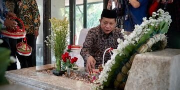 Menkop ziarah ke makam Bung Hatta di Tanah Kusir Jakarta Jum’at 10 Juli 2026 seiring dengan rangkaian menuju puncak Hari Koperasi Nasional ke-79.(Foto: Humas Kemenkop)
