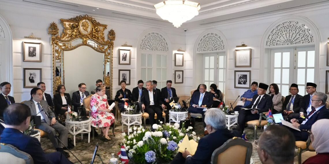 Menlu ASEAN dan Myammar bertemu membahas perdamaian.(Foto: Kemlu)