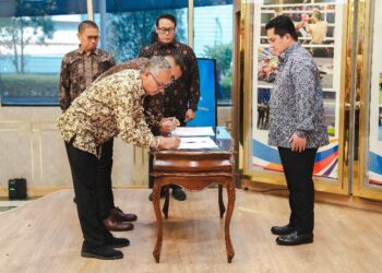 Menpora RI Erick Thohir Jumat (10/7) sore melantik Pejabat Pimpinan Tinggi Madya Kemenpora yakni, Suyadi Pawiro sebagai Sesmenpora dan Teuku Arlan Perkasa Lukman sebagai Deputi Pengembangan Industri Olahraga.(foto:Andre/kemenpora.go.id)