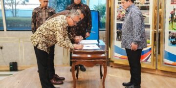 Menpora RI Erick Thohir Jumat (10/7) sore melantik Pejabat Pimpinan Tinggi Madya Kemenpora yakni, Suyadi Pawiro sebagai Sesmenpora dan Teuku Arlan Perkasa Lukman sebagai Deputi Pengembangan Industri Olahraga.(foto:Andre/kemenpora.go.id)