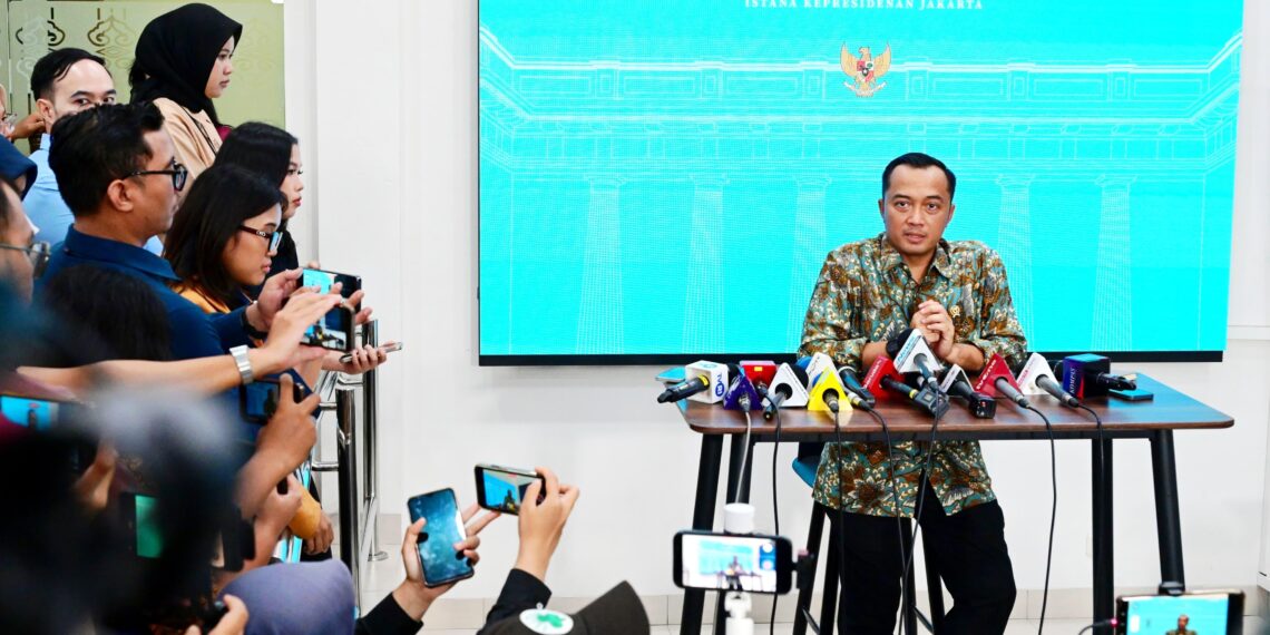 Menteri Sekretaris Negara (Mensesneg) Prasetyo Hadi berbincang kepada awak media di Kompleks Istana Kepresidenan Jakarta, pada Selasa (21/07/2026) terkait pembangunan pabrik motor listrik nasional.(Foto: Dok. Setneg)