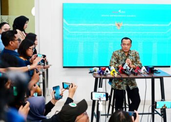 Menteri Sekretaris Negara (Mensesneg) Prasetyo Hadi berbincang kepada awak media di Kompleks Istana Kepresidenan Jakarta, pada Selasa (21/07/2026) terkait pembangunan pabrik motor listrik nasional.(Foto: Dok. Setneg)