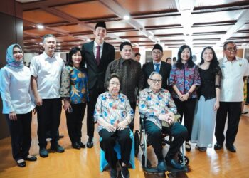 Menpora Erick Thohir menghadiri pengambilan sumpah/janji setia pewarganegaraan RI kepada atlet sepak bola Mitchell Lee Baker di Gedung Dirjen Administrasi Hukum Umum (AHU), Kemenkum, Jakarta Selatan, Senin (13/7) siang.(foto:Andre/kemenpora.go.id)