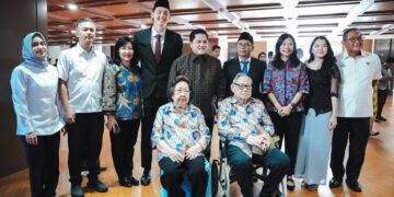 Menpora Erick Thohir menghadiri pengambilan sumpah/janji setia pewarganegaraan RI kepada atlet sepak bola Mitchell Lee Baker di Gedung Dirjen Administrasi Hukum Umum (AHU), Kemenkum, Jakarta Selatan, Senin (13/7) siang.(foto:Andre/kemenpora.go.id)