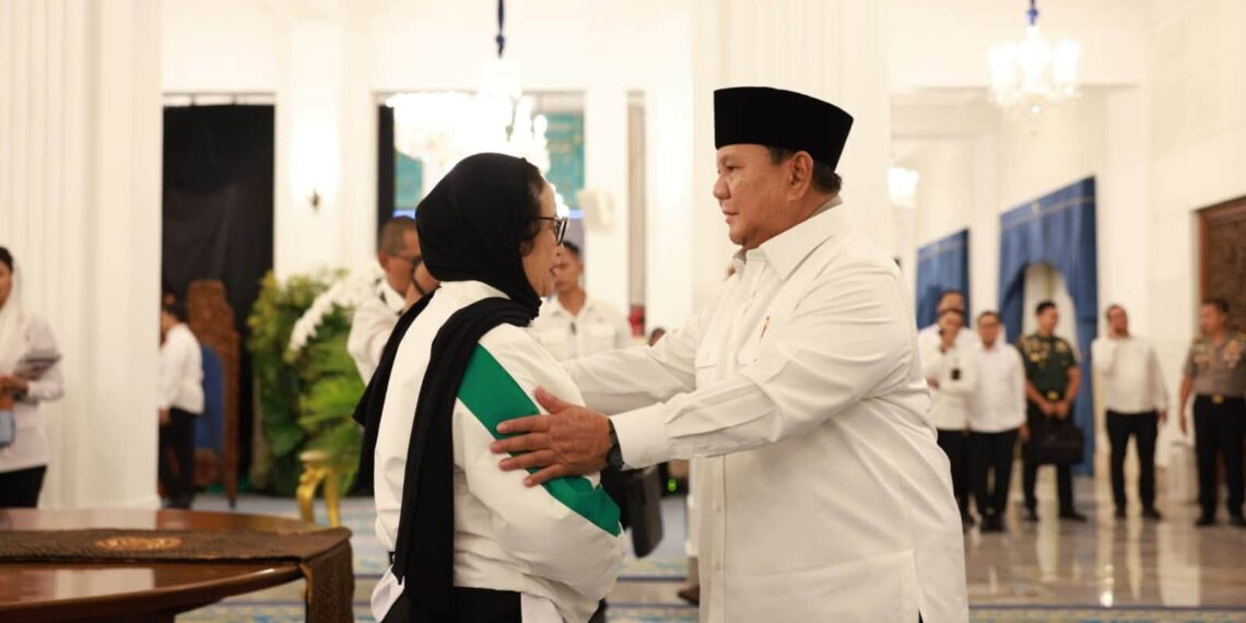 Kepala Badan Gizi Nasional Naniek S. Deyang bersama Presiden Prabowo Subinto. (Foto: Akun Facebook Naniek S. Deyang).