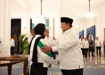 Kepala Badan Gizi Nasional Naniek S. Deyang bersama Presiden Prabowo Subinto. (Foto: Akun Facebook Naniek S. Deyang).