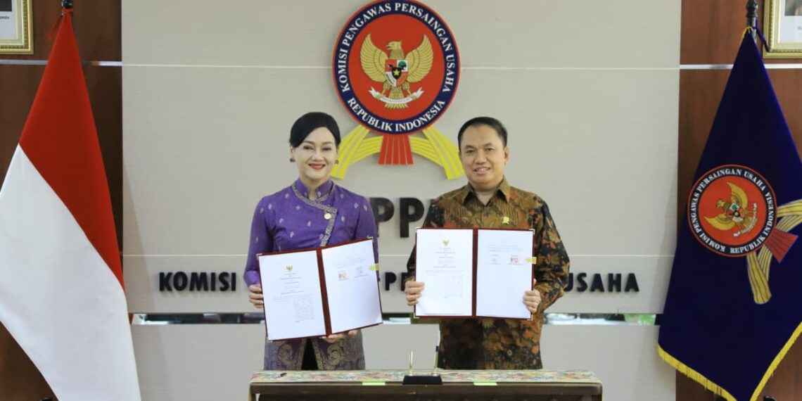 Ketua Dewan Komisioner OJK Friderica Widyasari Dewi dan Ketua KPPU M. Fanshurullah Asa.(Foto: Dok. OJK)