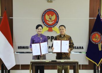 Ketua Dewan Komisioner OJK Friderica Widyasari Dewi dan Ketua KPPU M. Fanshurullah Asa.(Foto: Dok. OJK)
