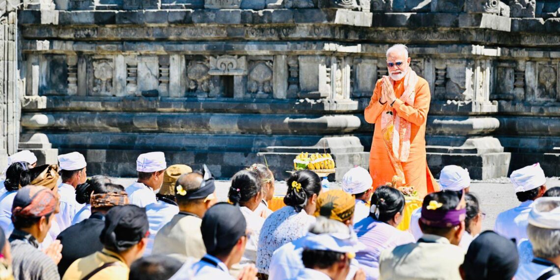 PM India Narendra Modi di Candi Prambanan.(Foto: Setneg)