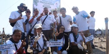 Memperingati Hari Mangrove Sedunia (World Mangrove Day) 2026, PT Pertamina Patra Niaga Refinery Unit Balongan tanam 11.000 bibit mangrove jenis Rhizophora dan kegiatan bersih pantai di kawasan Pantai Eretan Blok Kalimenir, Kecamatan Kandanghaur, Kabupaten Indramayu.(Foto: Istimewa)