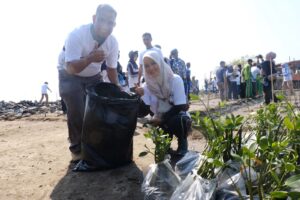 Memperingati Hari Mangrove Sedunia (World Mangrove Day) 2026, PT Pertamina Patra Niaga Refinery Unit Balongan tanam 11.000 bibit mangrove jenis Rhizophora dan kegiatan bersih pantai di kawasan Pantai Eretan Blok Kalimenir, Kecamatan Kandanghaur, Kabupaten Indramayu.(Foto: Istimewa)