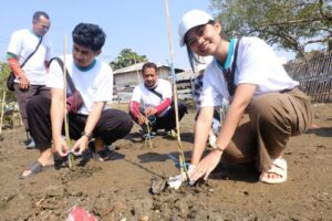 Memperingati Hari Mangrove Sedunia (World Mangrove Day) 2026, PT Pertamina Patra Niaga Refinery Unit Balongan tanam 11.000 bibit mangrove jenis Rhizophora dan kegiatan bersih pantai di kawasan Pantai Eretan Blok Kalimenir, Kecamatan Kandanghaur, Kabupaten Indramayu.(Foto: Istimewa)