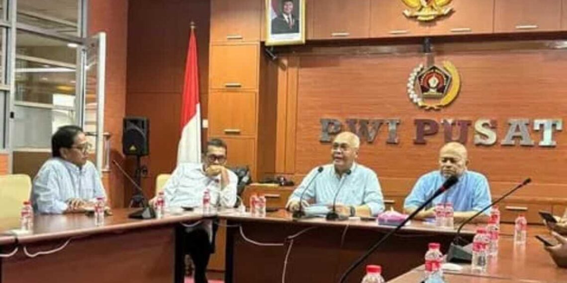 Ketua Umum PWI Pusat Akhmad Munir didampingi Ketua Dewan Kehormatan PWI Pusat Atal S. Depari, Wakil Ketua DK PWI Pusat Herbert Timbo P. Siahaan, dan Sekjen PWI Pusat Marthen Selamet Susanto.(Foto: Istimewa)